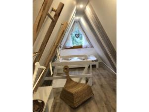 Zimmer im Dachgeschoss mit einem Tisch und einem Fenster in der Unterkunft Lovely apartment in Putbus in Hambühren