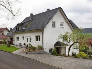 Rodemann的住宿－Lovely apartment with cosy terrace，黑色屋顶的白色房子