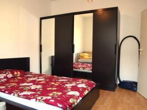 Ένα ή περισσότερα κρεβάτια σε δωμάτιο στο Cosy apartment in Oberhausen with balcony