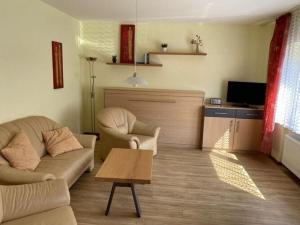 sala de estar con sofá y mesa en SonnenHof holiday apartment 4, en Enkirch