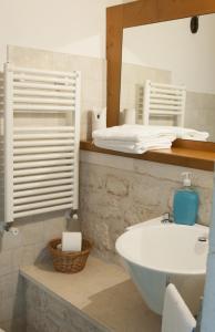 マルティナ・フランカにあるLapignagiallaのバスルーム(白い洗面台、鏡付)