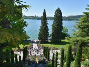 - une vue sur le lac depuis le palais des versailles dans l'établissement Holiday apartment Am Buchbühl, à Stockach