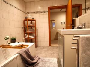 La salle de bains est pourvue d'un lavabo et d'une baignoire. dans l'établissement Holiday apartment Am Buchbühl, à Stockach