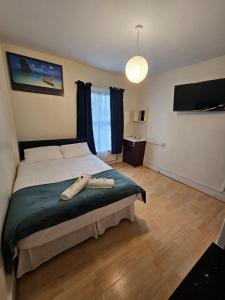 倫敦的住宿－Bruce Rooms，一间卧室配有一张带两张木柴的床。