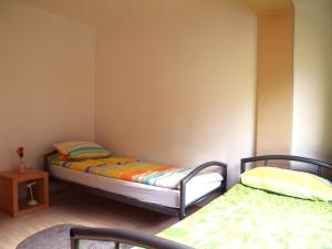 1 dormitorio con 2 camas y mesita de noche en Apartment in Oberhausen near centre, en Oberhausen