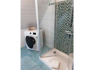 y baño con ducha y lavadora. en Apartment in the Eichengrund, en Häcklingen
