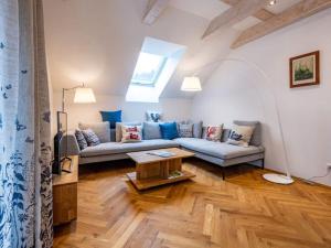 ein Wohnzimmer mit einem Sofa und einem Tisch in der Unterkunft Holiday apartment Forsthaus Heilsberg in Wiesent