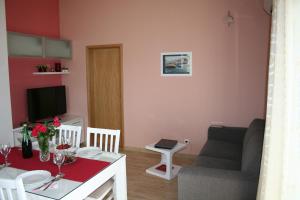 uma sala de estar com um sofá e uma mesa em Apartments with a parking space Razanj, Rogoznica - 22062 em Razanj