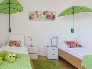 リューネブルクにあるHoliday apartment storage districtのベッド2台(緑のパラソル付)