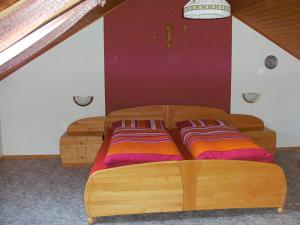 2 houten bedden in een zolderkamer bij Appealing apartment in Bavaria 