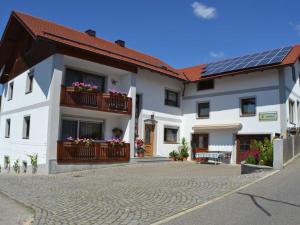 een huis met zonnepanelen op het dak bij Appealing apartment in Bavaria 