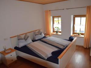 1 dormitorio con 1 cama y 2 ventanas en Holiday home in Wilsecker with private terrace 