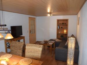 een woonkamer met een bank en een tafel bij Holiday home in Wilsecker with private terrace 