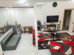 sala de estar con sofá y TV en Private 2-Floors Bedroom near DVO Airport, en Davao City