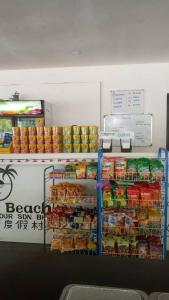 un magasin avec une étagère de nourriture à l'exposition dans l'établissement Pom-Pom Celebes Beach Resort邦邦岛西里伯斯度假村, à Semporna