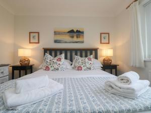 a bedroom with a bed with towels on it at Bethany Bay View in Cubert