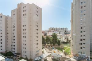 una vista aérea de los edificios de una ciudad en Apartments with a parking space Split - 22452, en Split