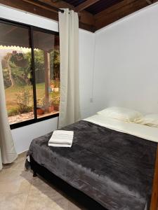 Rúm í herbergi á Cabaña Shalom Guarne!