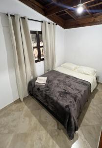 Postel nebo postele na pokoji v ubytování Cabaña Shalom Guarne!