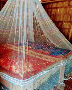 un primer plano de un plástico que cubre una cama en byuk Beya homestay en Kri
