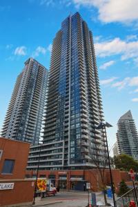 twee hoge wolkenkrabbers in een stad bij *Luxury 2BR-2BA, High Floor, Unobstructed Lake View* in Toronto