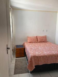 um pequeno quarto com uma cama e uma mesa de cabeceira em Apt inteiro bem localizado com Wi-Fi e aceita Pets em Aracaju