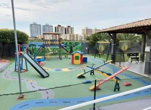 um parque infantil com escorregas e equipamento de brincar numa cidade em Apt inteiro bem localizado com Wi-Fi e aceita Pets em Aracaju
