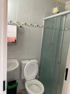 uma casa de banho com um WC e uma cabina de duche em vidro. em Apt inteiro bem localizado com Wi-Fi e aceita Pets em Aracaju
