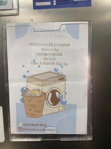um sinal com uma imagem de uma máquina de lavar roupa em Flat Mobiliado em excelente localização em Campina Grande