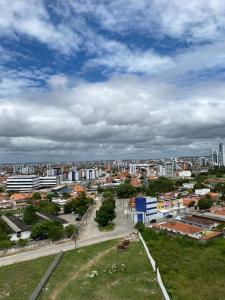 Blick auf eine Stadt unter einem wolkigen Himmel in der Unterkunft Flat Mobiliado em excelente localização in Campina Grande