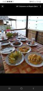 une table remplie de assiettes de nourriture sur une table dans l'établissement byuk Beya homestay, à Kri