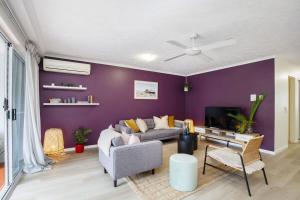 sala de estar con pared morada en 2 Bdrm 2 Bthrm With Parking Stroll to Beach en Gold Coast