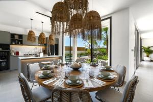 een keuken en eetkamer met een tafel en stoelen bij Villa Leeloo by BaliSuperHost in Canggu