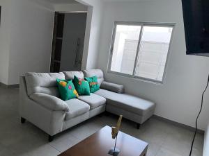 uma sala de estar com um sofá e uma janela em CASA ALEJANDRIA em Santa María Azompa