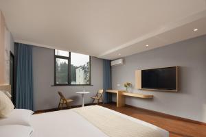 TV a/nebo společenská místnost v ubytování Anlan Hotel Shangrao Wuyuan Cultural Plaza