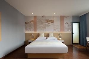 Postel nebo postele na pokoji v ubytování Anlan Hotel Shangrao Wuyuan Cultural Plaza
