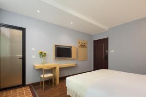 TV a/nebo společenská místnost v ubytování Anlan Hotel Shangrao Wuyuan Cultural Plaza