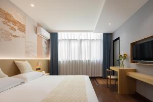 Postel nebo postele na pokoji v ubytování Anlan Hotel Shangrao Wuyuan Cultural Plaza