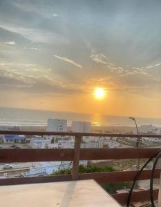 z balkonu roztacza się widok na ocean i zachód słońca. w obiekcie Habitación y terraza con vista al mar w mieście Lima
