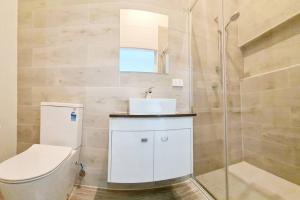 Phòng tắm tại Entire 2 Attached Duplex Unit, 15ppl +23 ảnh