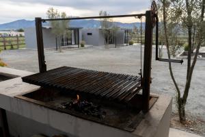 El Porvenir的住宿－MiLu，坐在桌子顶上的烤架
