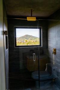 een badkamer met een douche en uitzicht op een berg bij MiLu in El Porvenir
