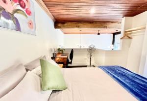 1 dormitorio con cama y escritorio en Opoho Heritage Guest Suite, en Dunedin