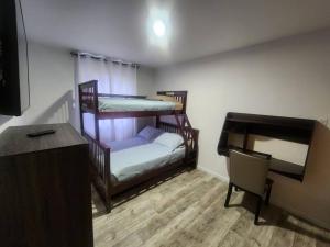 Mały pokój z 2 łóżkami piętrowymi i biurkiem w obiekcie Poconos Retreat w mieście Bushkill
