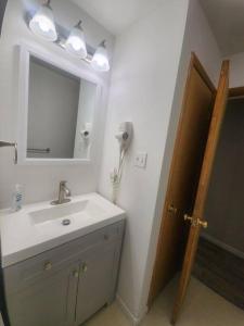 W łazience znajduje się umywalka i lustro. w obiekcie Poconos Retreat w mieście Bushkill
