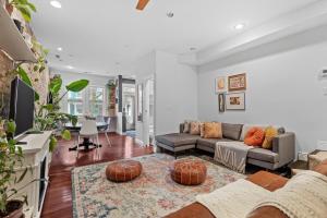 ein Wohnzimmer mit einem Sofa und einem Tisch in der Unterkunft Columbia Heights Home METRO + Shopping + Parking in Washington