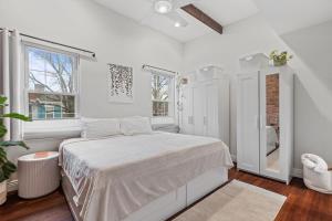 Habitación blanca con cama y ventana en Columbia Heights Home METRO + Shopping + Parking en Washington