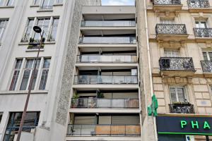 巴黎的住宿－Appartement Alesia，城市街道上带阳台的公寓大楼