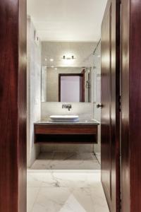 La salle de bains est pourvue d'un lavabo et d'un miroir. dans l'établissement The Legacy Alchi, à Leh