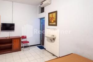 TV a/nebo společenská místnost v ubytování Hotel Palem 1 Syariah RedPartner